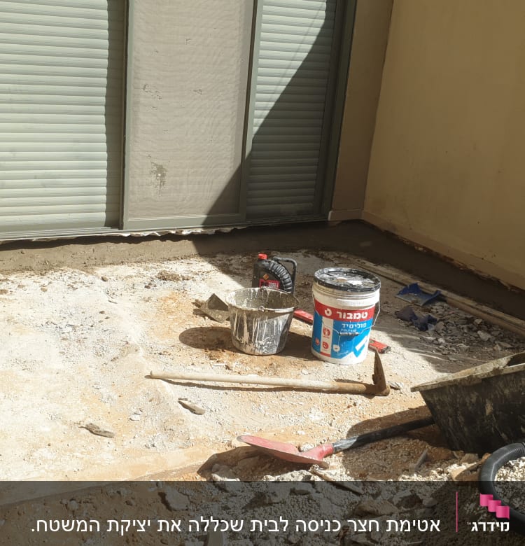 כלי עבודה וחומרי בנייה באתר שיפוץ